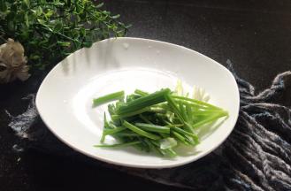 香葱洗净切小段