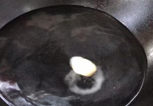 起锅烧开水，加入盐和猪油