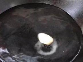 起锅烧开水，加入盐和猪油