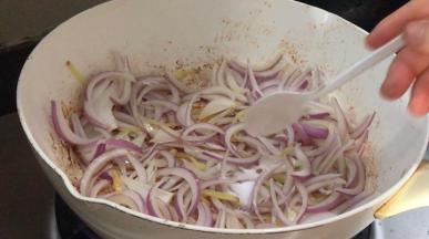 加入盐和胡椒粉炒匀入味