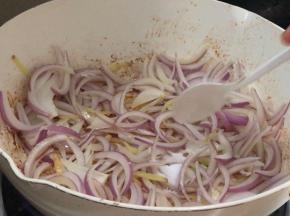 加入盐和胡椒粉炒匀入味