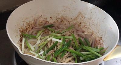 加入香葱翻炒均匀至入味