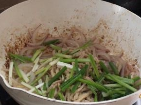 加入香葱翻炒均匀至入味