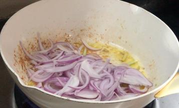 放入洋葱炒匀