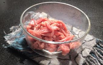 肉丝装入大碗中