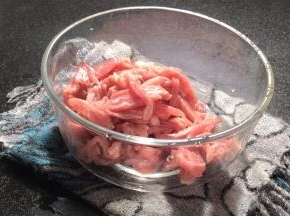 肉丝装入大碗中