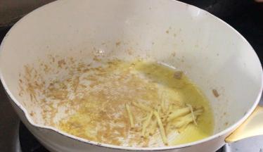 就着油锅，放入姜丝炒香