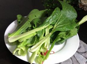 白菜摘洗干净后撕成小条