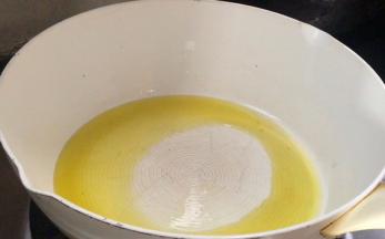 起锅烧热至6成热