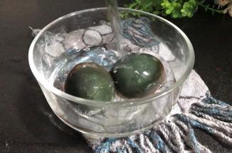 皮蛋去壳后洗净