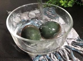 皮蛋去壳后洗净