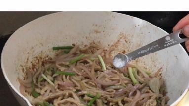 调入味精，炒匀即可