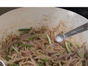 调入味精，炒匀即可