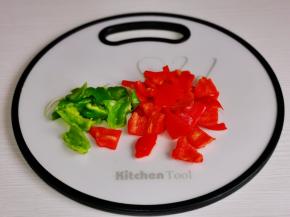 彩椒洗净切小块。