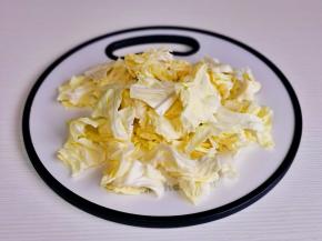 包菜手撕小块。