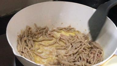 放入肉丝炒至变色