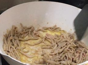 放入肉丝炒至变色