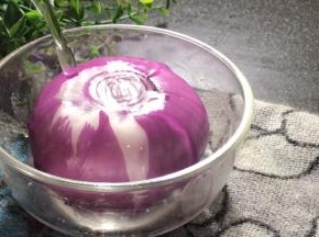 洋葱去外皮，用清水浸泡2分钟