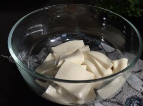 豆腐切成薄片