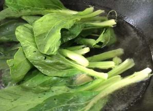 加入白菜煮沸