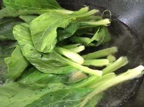 加入白菜煮沸