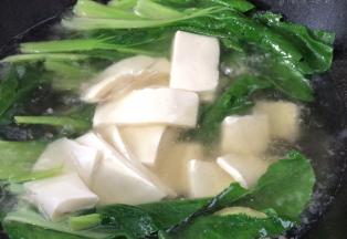 加入豆腐煮沸