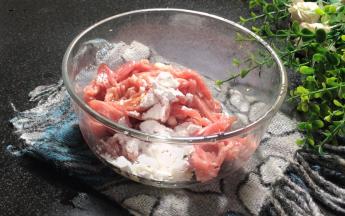 加入料酒、生抽和淀粉抓匀腌制备用