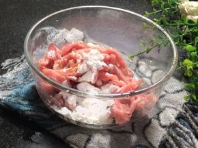加入料酒、生抽和淀粉抓匀腌制备用