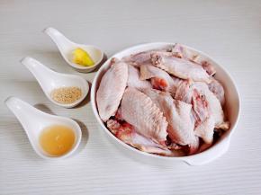 准备食材，鸡翅泡冷水，将血水泡出。
