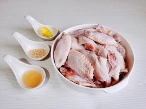 准备食材，鸡翅泡冷水，将血水泡出。