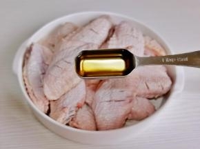 放入盘中加入料酒。