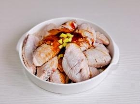 加入切好的姜块，4克蜂蜜。