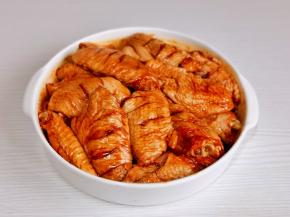 按个人口味加入盐抓拌均匀腌制两小时以上。