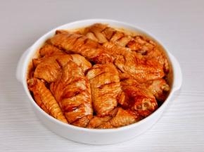 按个人口味加入盐抓拌均匀腌制两小时以上。