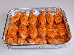 摆放上腌制好的鸡翅。