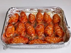 烤15分时取出刷蜂蜜，撒上白芝麻，再烤15分钟。