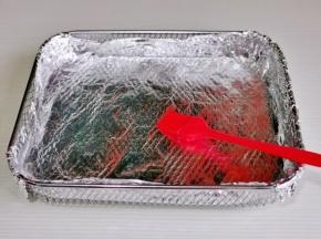 烤网包上锡纸，刷上食用油。（刷油防止鸡翅与锡纸黏连）