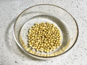 黄豆提前用水浸泡3小时以上。