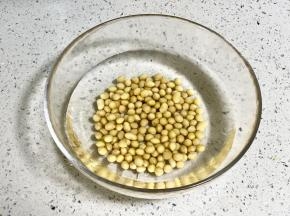 黄豆提前用水浸泡3小时以上。