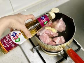 猪骨洗净后，冷水下锅，加几片生姜和一料酒去腥，把水烧开。