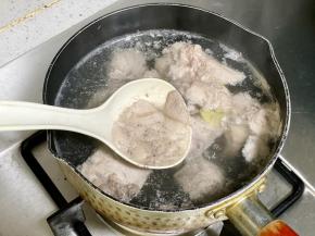 水开后，撇去血沫，把猪骨用温水洗净。