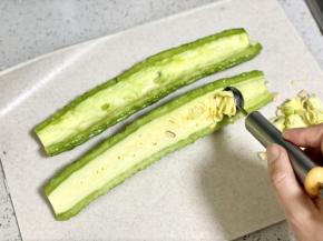 把苦瓜洗净，对半切开，把瓜瓤去掉，再切成块。