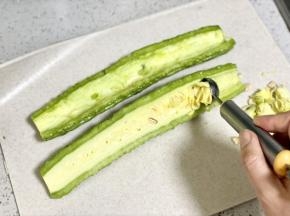 把苦瓜洗净，对半切开，把瓜瓤去掉，再切成块。