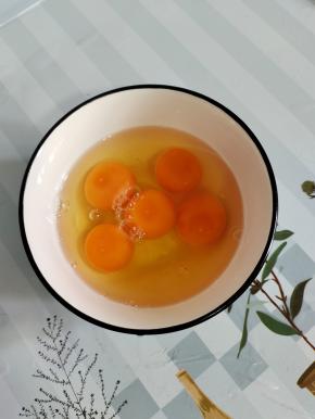 鸡蛋搅散备用！