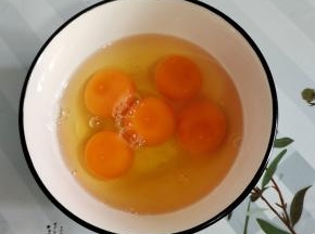 鸡蛋搅散备用！