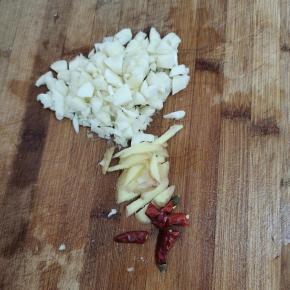 蒜瓣剁成小丁，生姜切成丝，干辣椒切成段备用！