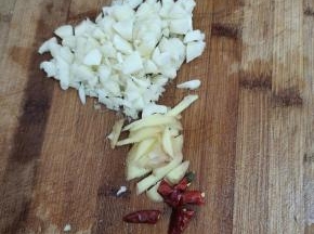 蒜瓣剁成小丁，生姜切成丝，干辣椒切成段备用！