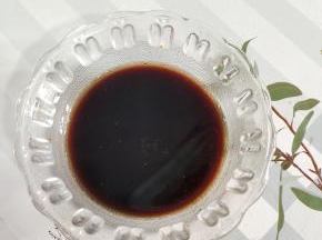 两勺生抽，一勺香油，一勺蚝油，一勺盐搅拌均匀调成料汁儿！