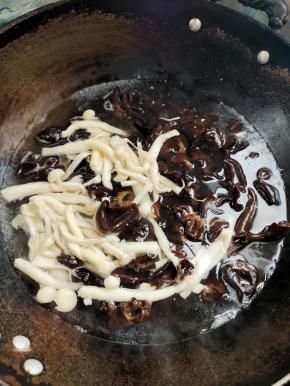 水开放入海鲜菇，木耳焯水两分钟，捞出沥干水分备用！