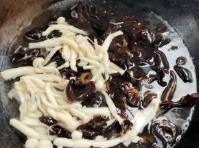 水开放入海鲜菇，木耳焯水两分钟，捞出沥干水分备用！